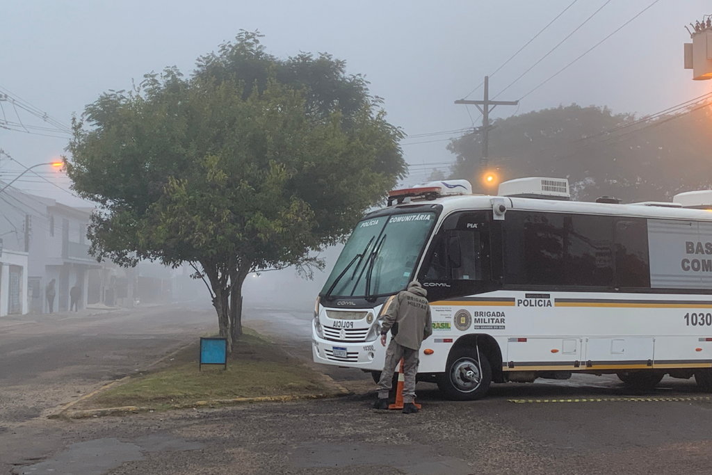 PM aposentado preso após se negar a entregar arma em ocorrência de violência doméstica é enviado para unidade da BM em Porto Alegre