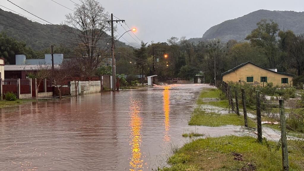 Chuva em Santa Maria provoca alagamentos e mais de 170 pessoas já deixaram suas casas