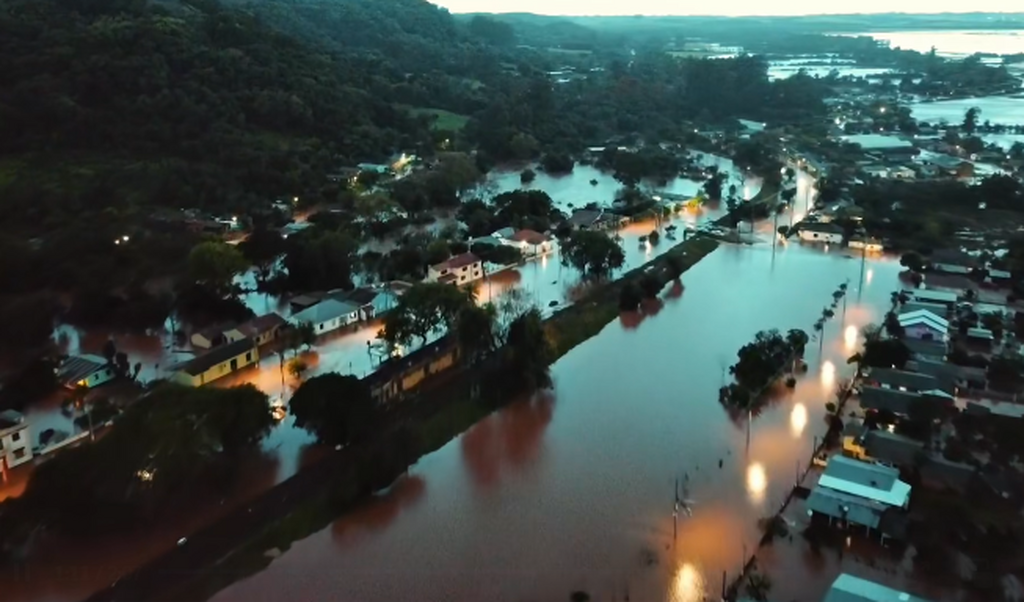 Imagens mostram centro de cidade na região alagado; 10 famílias ficam desalojadas
