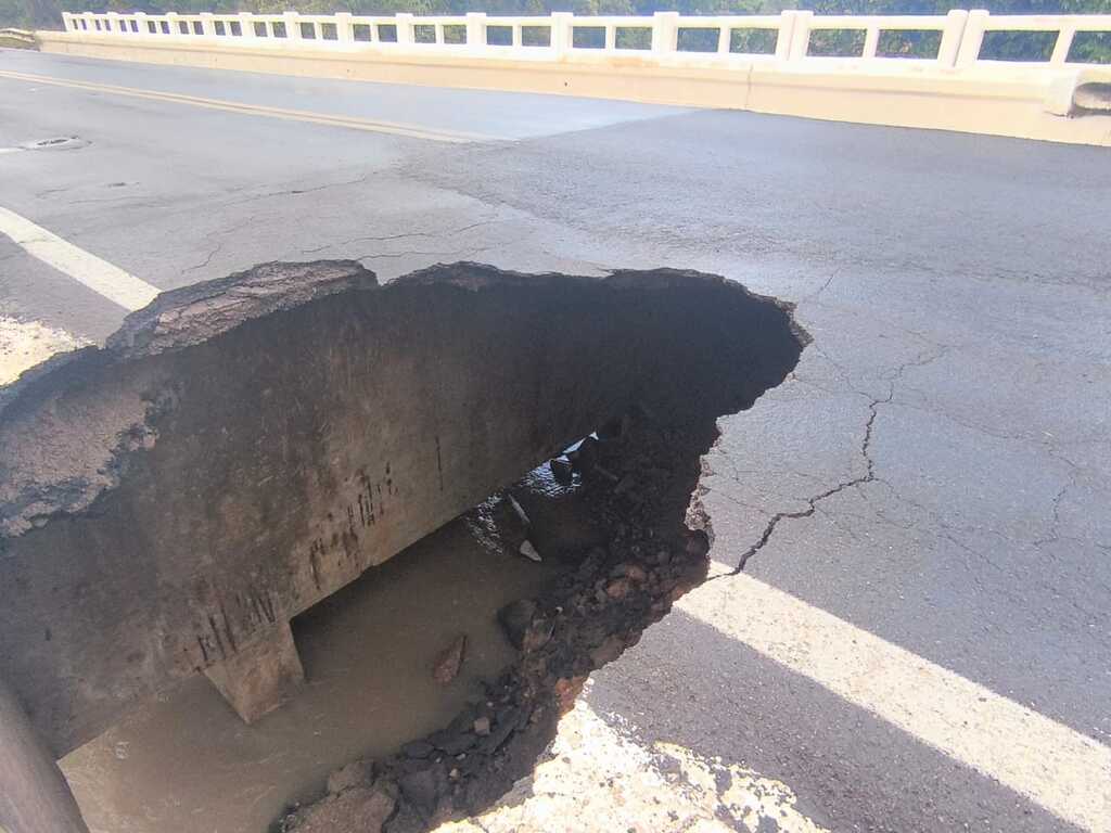 Trânsito na estrada entre Jaguari e São Vicente do Sul, onde cabeceira de ponte cedeu, é liberado em sistema pare e siga