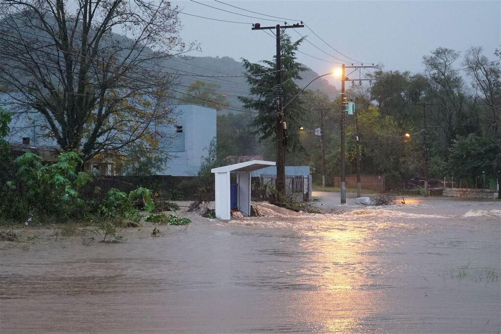 título imagem Mais de 20 bairros de Santa Maria podem ser afetados por falta de água após danos em adutoras