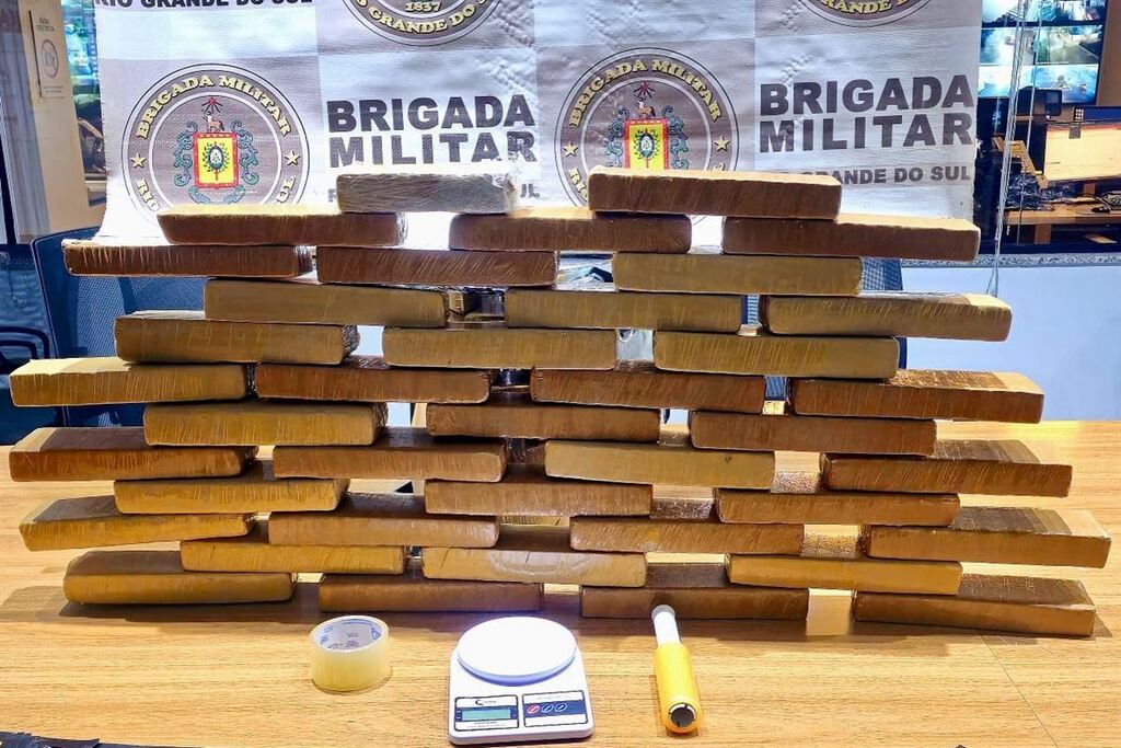 Jovem é preso com 34 quilos de maconha após entregar a droga a ocupantes de veículo em Santa Maria
