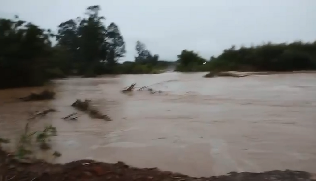 Trecho na ERS-348 em Faxinal do Soturno é interrompido por conta da chuva