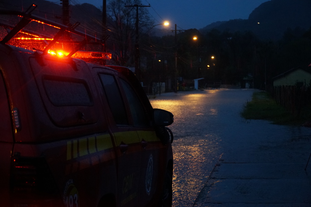Trechos de ruas e avenidas de Santa Maria estão com sinaleiras inoperantes e há registros de falta de luz