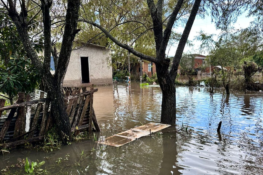 Famílias saem de casa após alagamento na comunidade de Portelinha, no Bairro Lorenzi, em Santa Maria