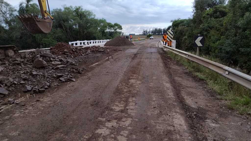 Trânsito na estrada entre Jaguari e São Vicente do Sul, onde cabeceira de ponte cedeu, é liberado em sistema pare e siga