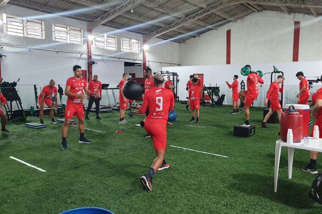 Em meio à chuva, elenco do Inter-SM treina na academia