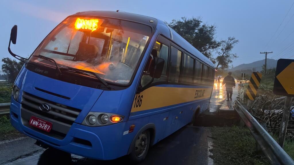 Cabeceira de ponte cede na ERS-511 e micro-ônibus fica preso; confira outros trechos de bloqueio em rodovias