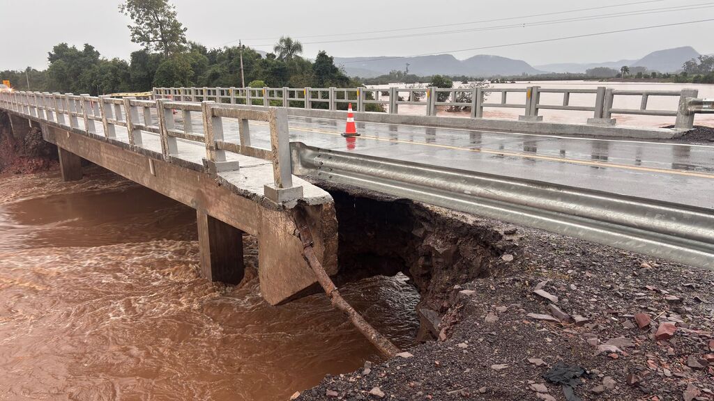 Parte da cabeceira de ponte sobre a várzea do Vacacaí-Mirim na RSC-287 cede e deixa trânsito em meia-pista