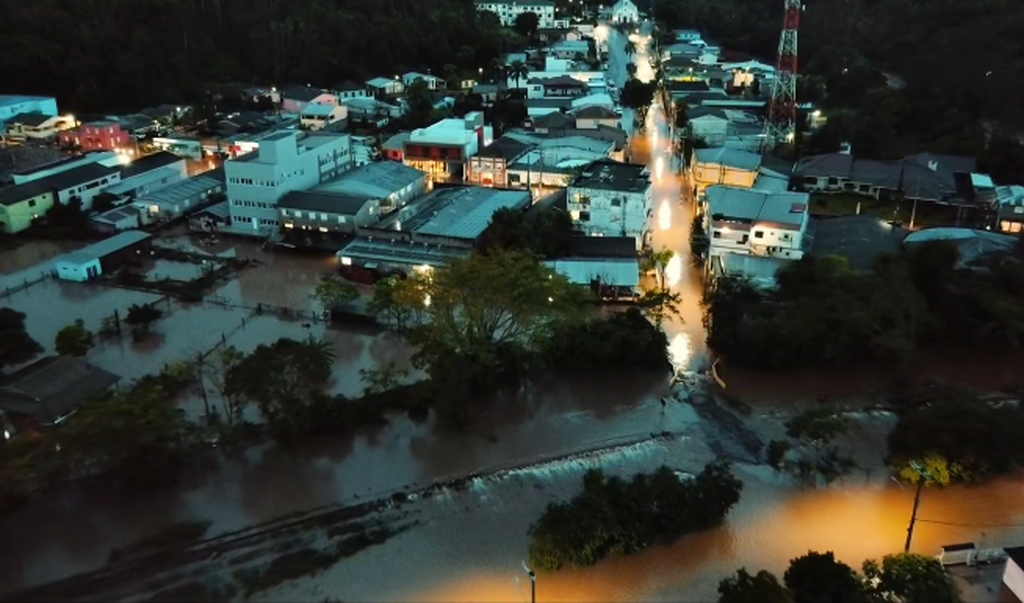 Cidade da região que teve centro totalmente alagado decreta estado de calamidade pública