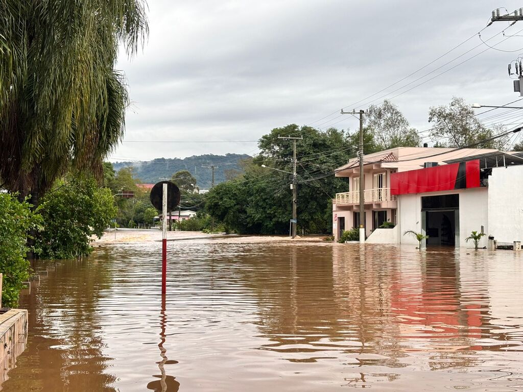 Mais de 55 municípios do Rio Grande do Sul relatam danos provocados pelas chuvas; duas pessoas morreram e uma está desaparecida