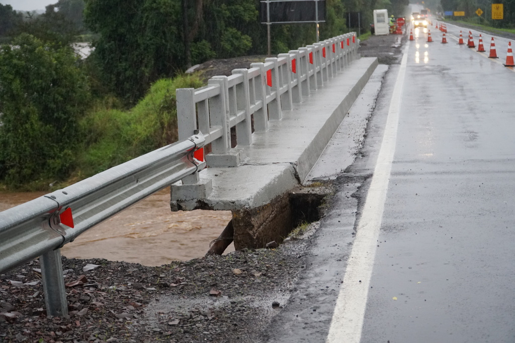 Mais de dez pontos da rodovia na região apresentam bloqueio devido à chuva; confira quais