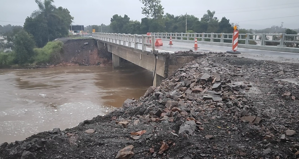 Foto: Mateus Rossato (Diário) - Ponte sobre a várzea do Rio Vacacaí-Mirim, na RSC-287, opera em meia-pista e em sistema de pare e siga após danos causados pelas chuvas.