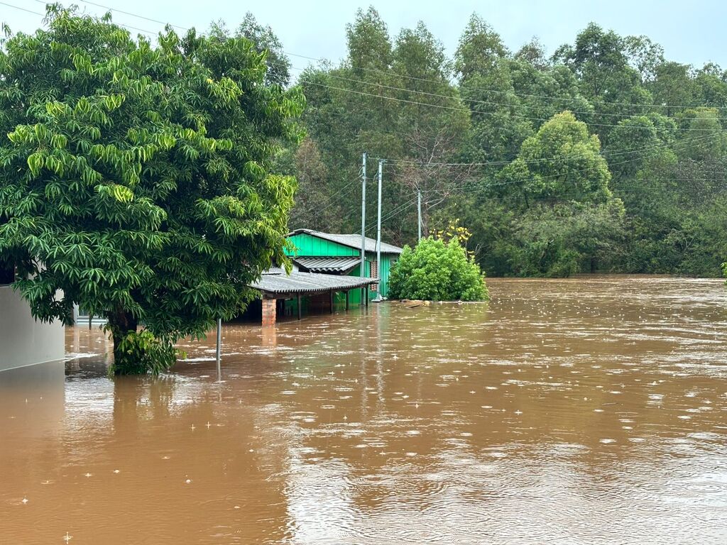 Nível de rio baixa e população começa a voltar para casa em Jaguari nesta quinta-feira