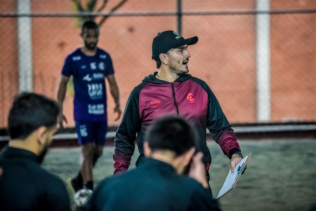 título imagem Técnico Bruno Coutinho projeta jogo do Inter-SM contra o Bagé