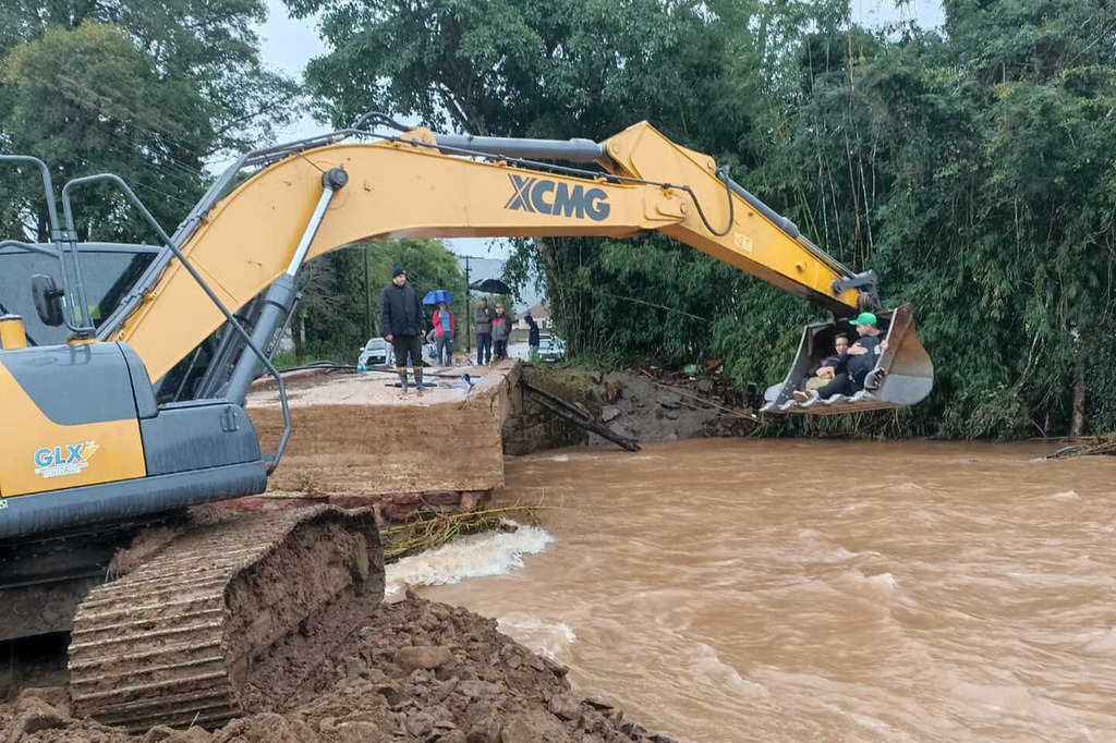 Enfermeiros são transportados em pá de retroescavadeira para conseguir chegar a hospital em Paraíso do Sul