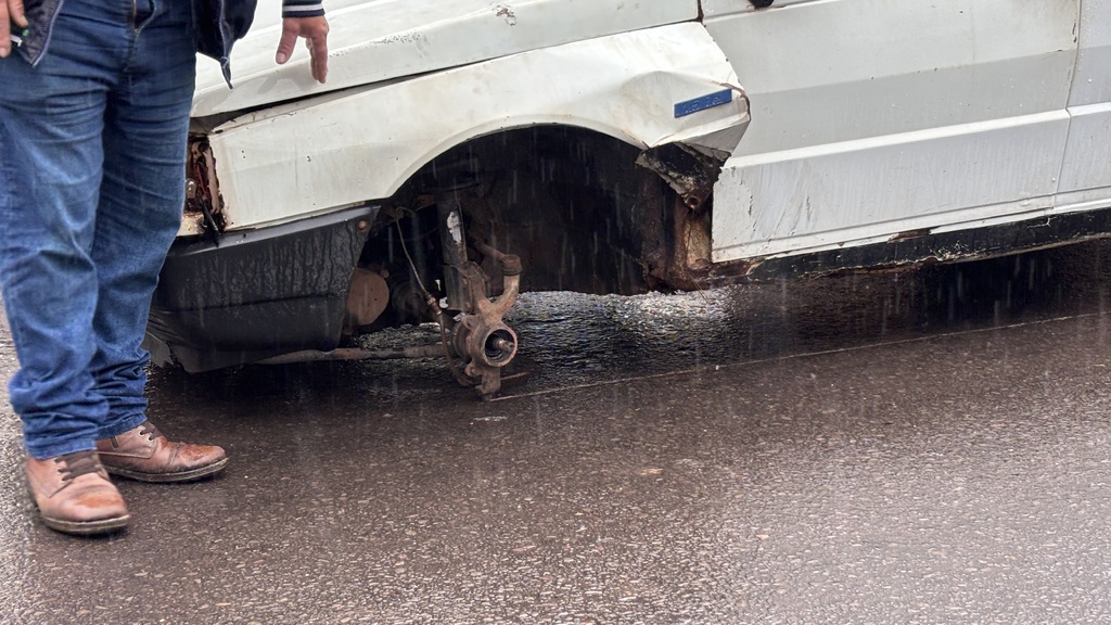 Motorista perde roda do carro e situação inusitada deixa trânsito em meia pista no Centro de Santa Maria