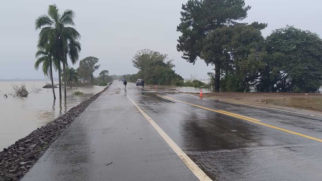 BR-153 tem bloqueio total no km 407 em Cachoeira do Sul