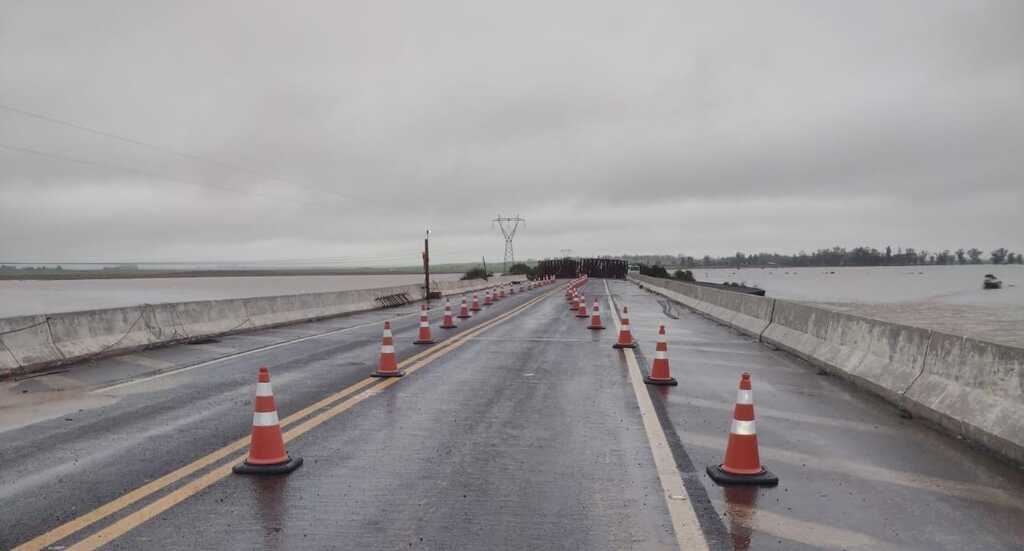 Foto: Dnit (Divulgação) - BR-287: ponte sobre a várzea do Toropi tem trânsito liberado 24 horas por dia desde sexta para veículos leves, vans e micro-ônibus, em Pare e Siga. Estrada é a principal ligação de Santa Maria a Santiago.