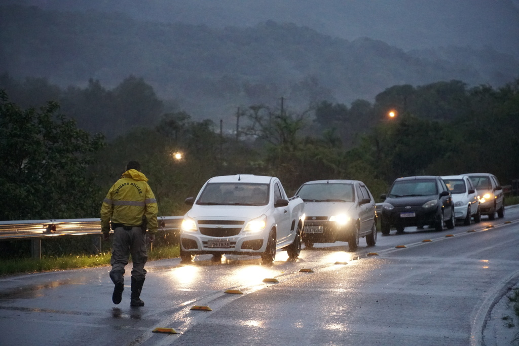 Confira os bloqueios parciais e totais causados pelas chuvas nas rodovias da região