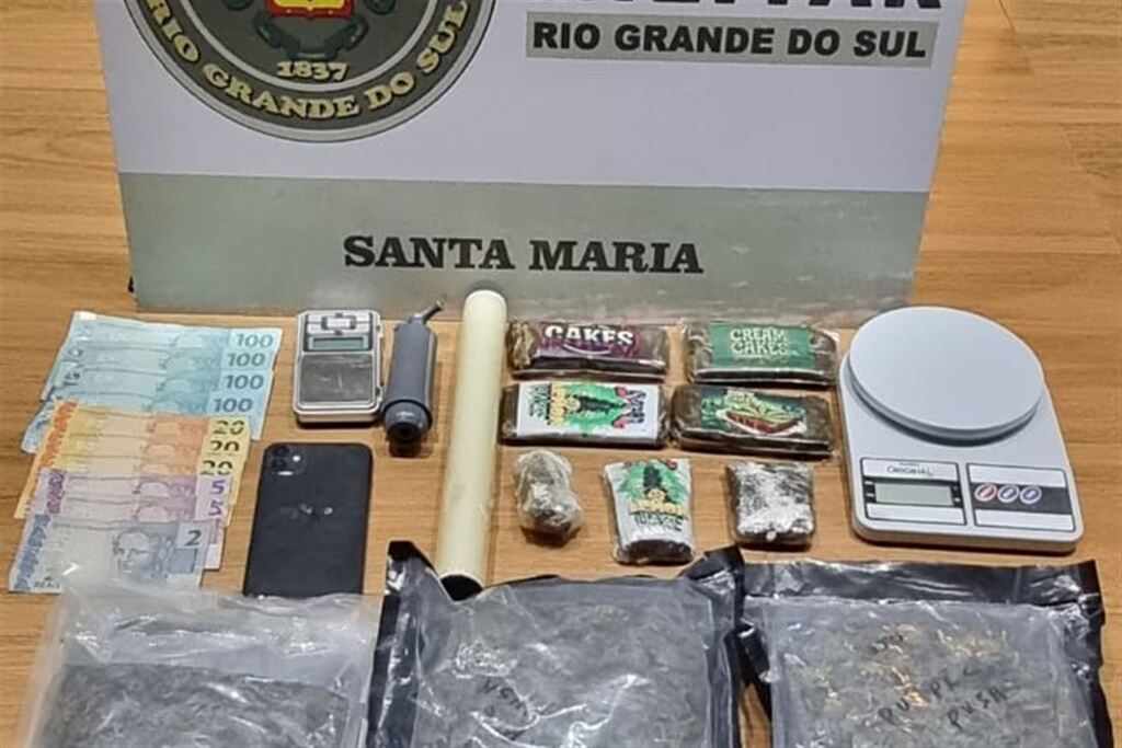 Jovem é presa por tráfico de drogas no Bairro Urlândia