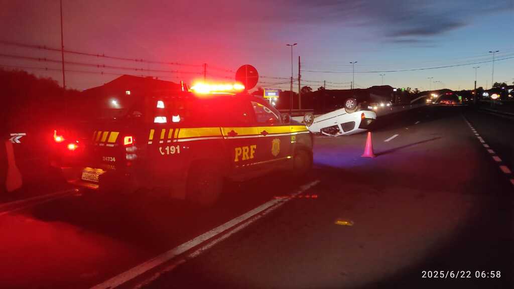 Motorista fica ferido após carro capotar na BR-158 em Santa Maria