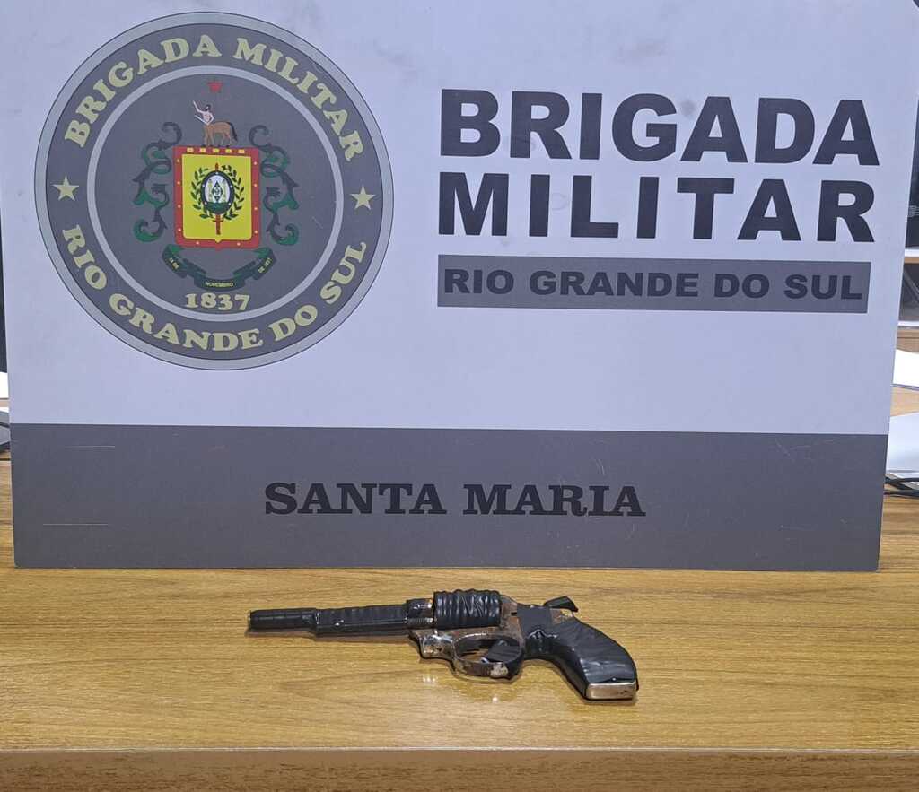Revólver de fabricação artesanal é encontrado dentro de pátio de residência em Santa Maria