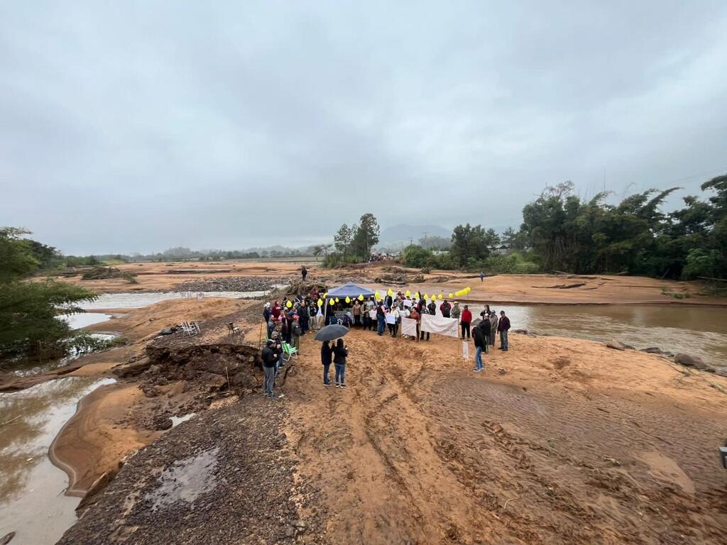 Moradores protestam com bolo de 