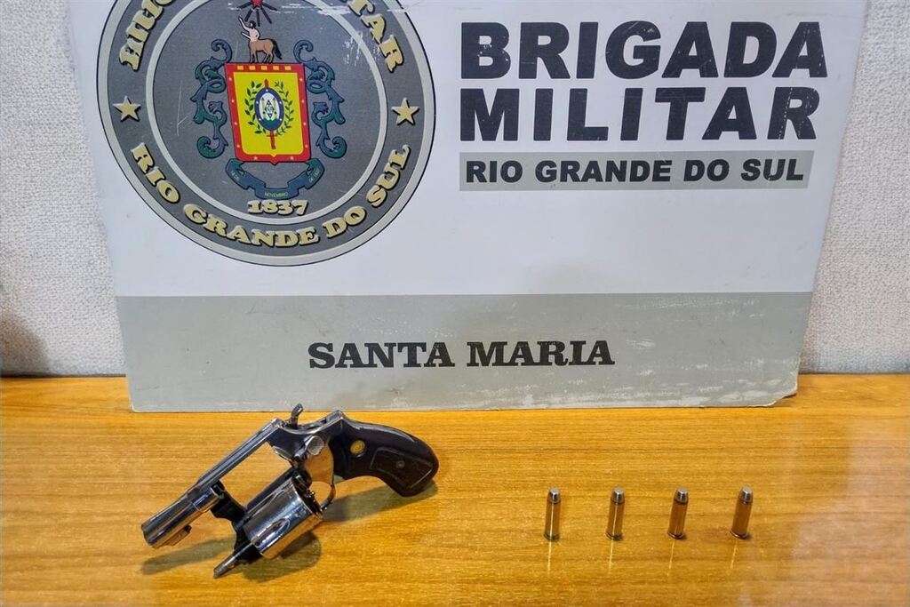 Jovem posta foto de revólver em rede social e acaba presa em Santa Maria