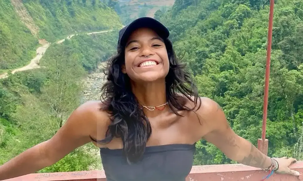 Brasileira de 26 anos que caiu em trilha de vulcão na Indonésia é encontrada morta