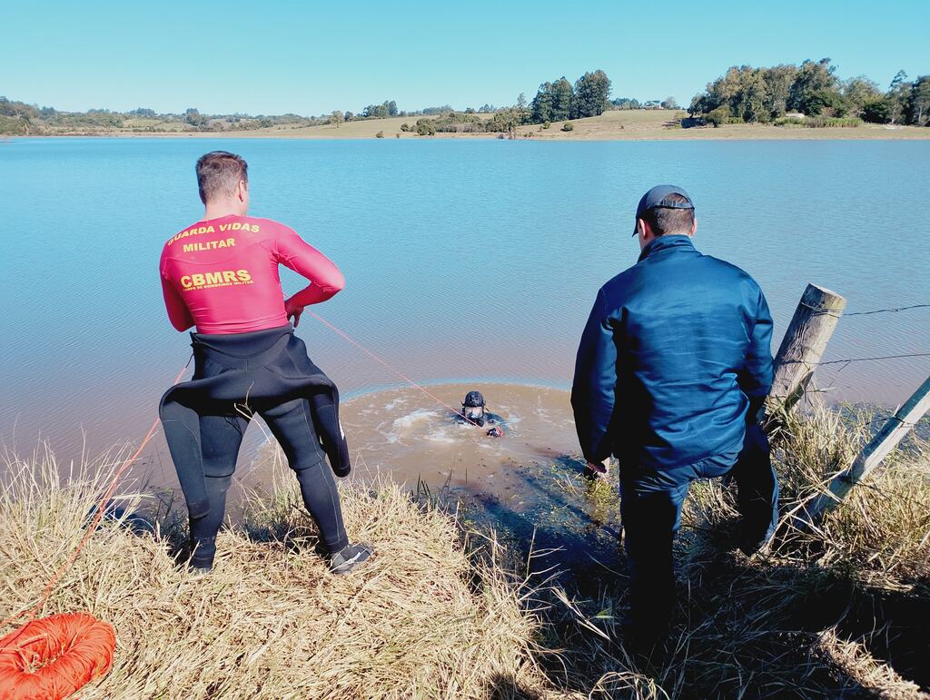 título imagem Mergulhadores fazem buscas em açude e não encontram faca usada no assassinato de vereadora de Formigueiro