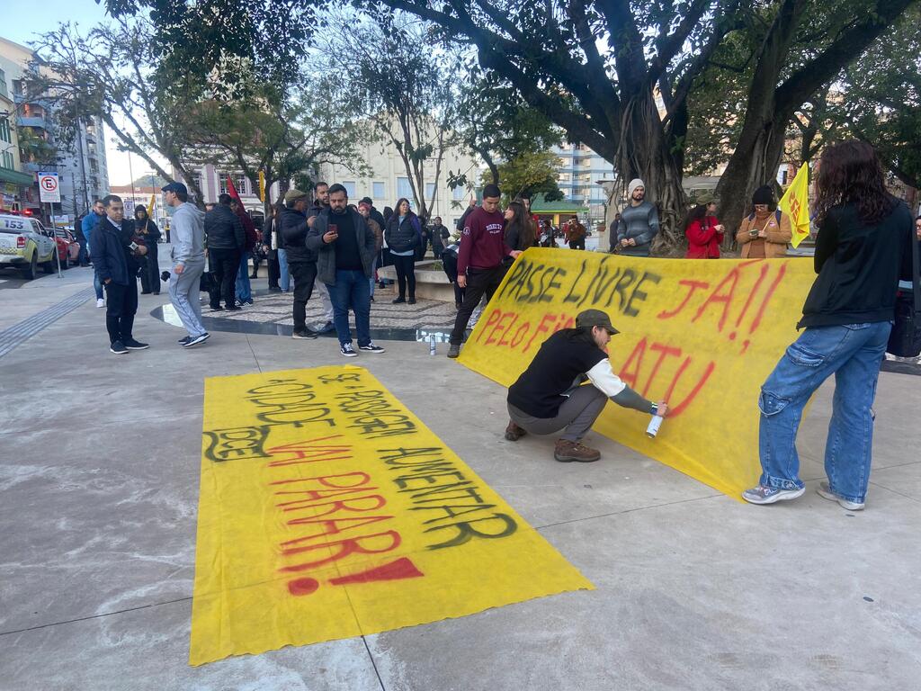 título imagem Protesto contra o aumento da tarifa de ônibus é realizado no centro de Santa Maria