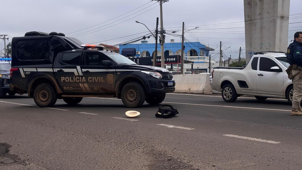Foto: Rian Lacerda - Vítima, cuja identidade ainda não foi divulgada, foi atingida por caminhão perto da passarela do Bairro São João