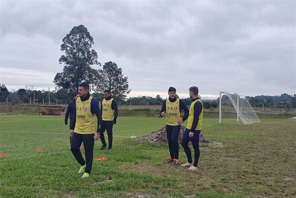 Foto: Gilson Alves - Grupo de jogadores do Alvirrubro treinou nesta quinta-feira (26) no campo do Montese, que fica nas margens na BR-287