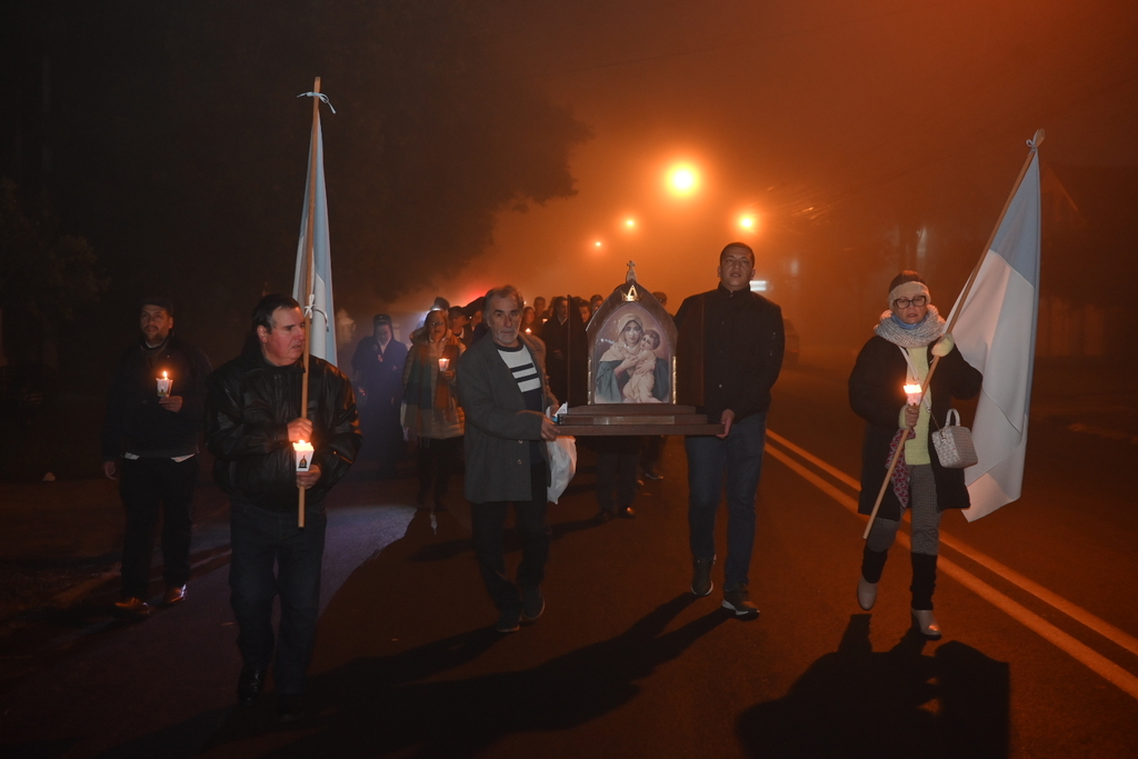 título imagem Procissão luminosa relembra fé e legado de Pozzobon em Santa Maria