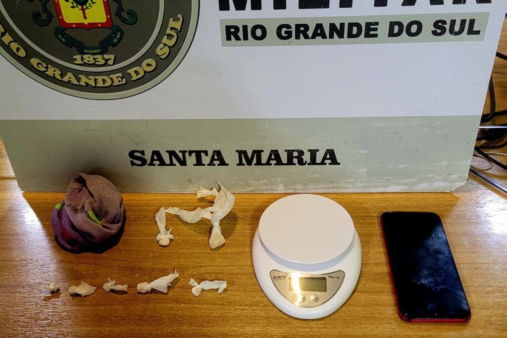 título imagem Durante atendimento de violência doméstica, casal é detido por tráfico de drogas em Santa Maria