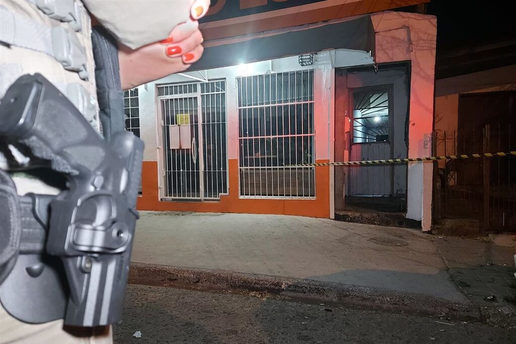 Foto: Maurício Barbosa (BD, 31/12/2022) - Caroline da Silva dos Santos, 34 anos, foi morta a tiros na noite de 31 de dezembro de 2022 em uma casa na Avenida Paulo Lauda, no Bairro Tancredo Neves. A filha de 3 anos ficou ferida