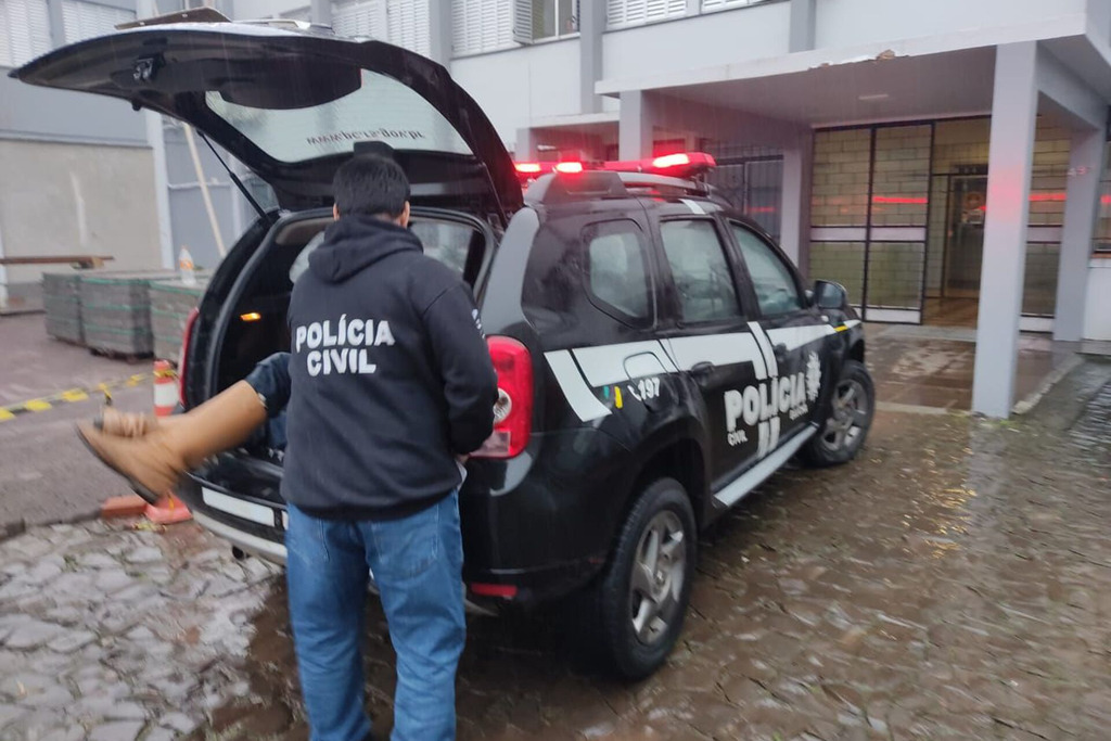 título imagem Homem é preso em bar após tentativa de feminicídio contra a companheira em Nova Palma