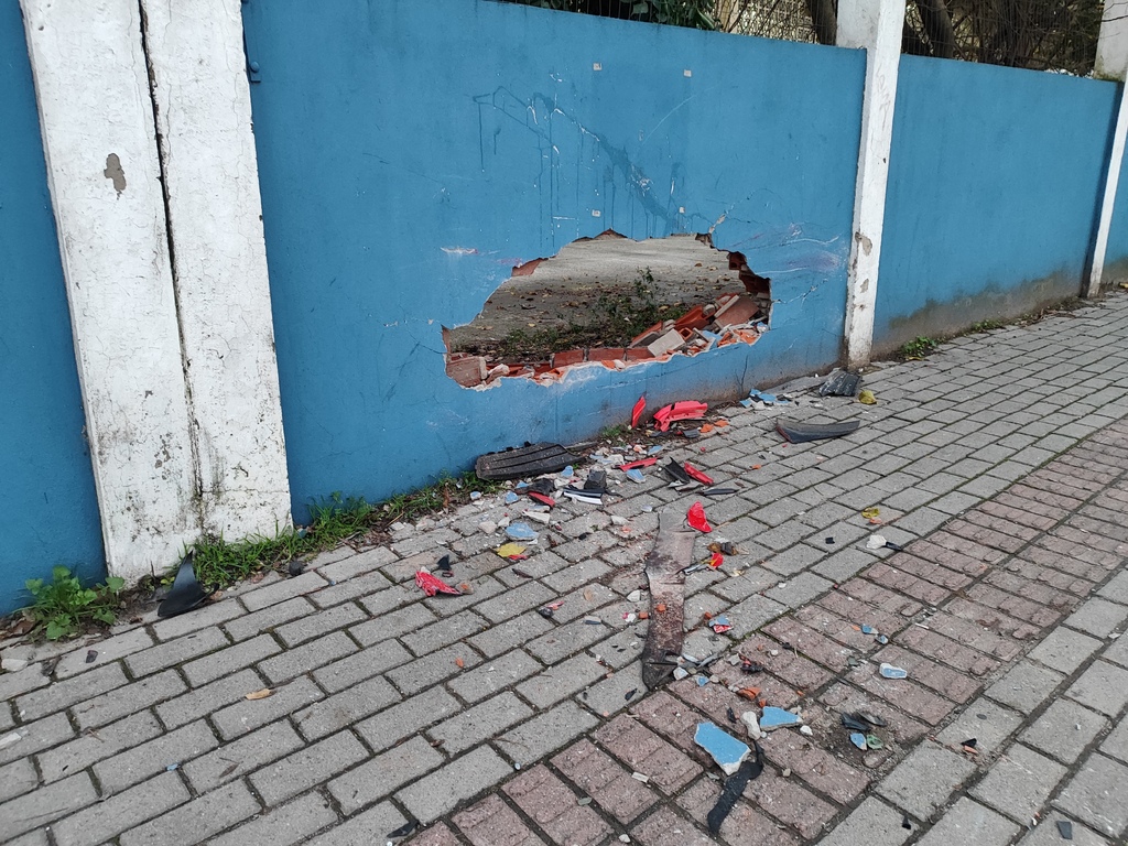 Foto: Mateus Rossato - Colisão deixou buraco em muro da escola, na Avenida Presidente Vargas