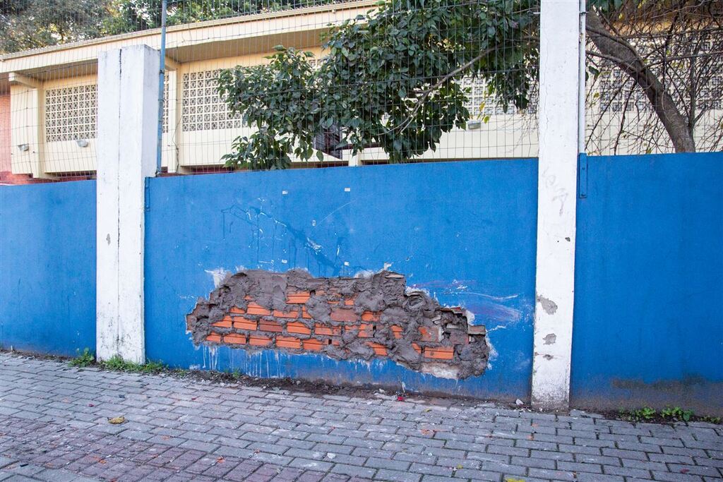 Muro de escola atingido por carro é consertado