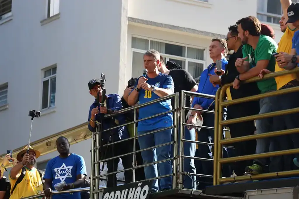 O fator Tarcísio de Freitas em ato de Jair Bolsonaro