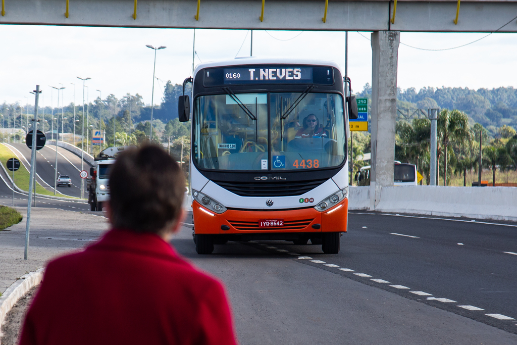 título imagem Usuários do transporte coletivo relatam indignação com aumento da passagem em Santa Maria