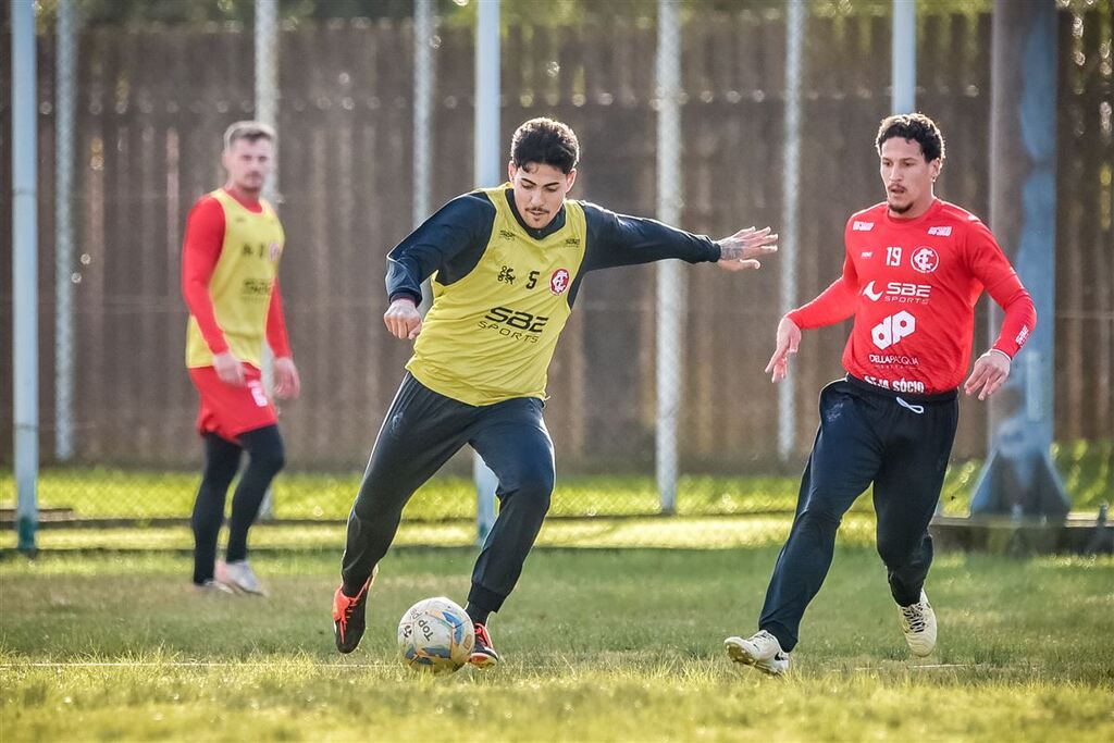 Técnico Bruno Coutinho testa alternativas para enfrentar o Aimoré