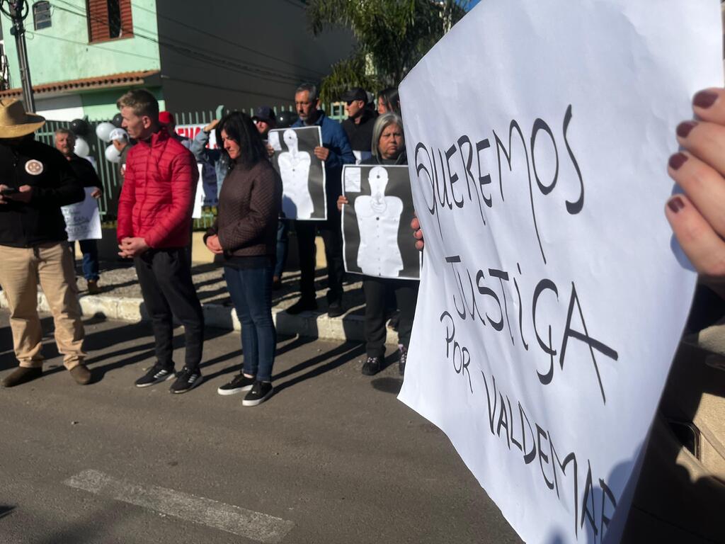 Comunidade se reúne em manifestação após morte do produtor rural Valdemar Both em ação policial