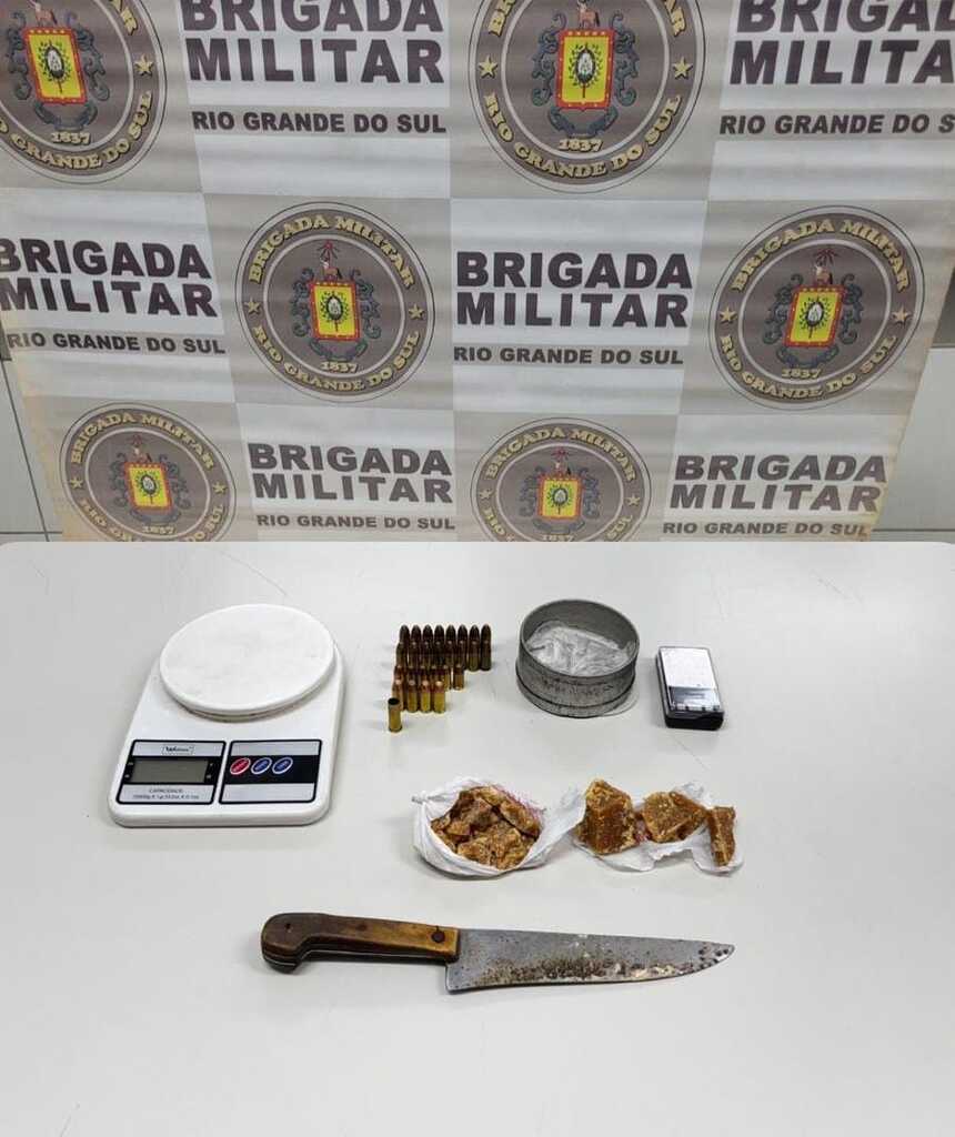 Brigada Militar apreende adolescente por tráfico de drogas e porte ilegal de arma de fogo Brigada Militar apreende adolescente por tráfico de drogas e porte ilegal de arma de fogo
