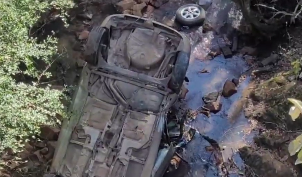 Homem de 61 anos morre após carro sair da pista e cair de cima de ponte na BR-290