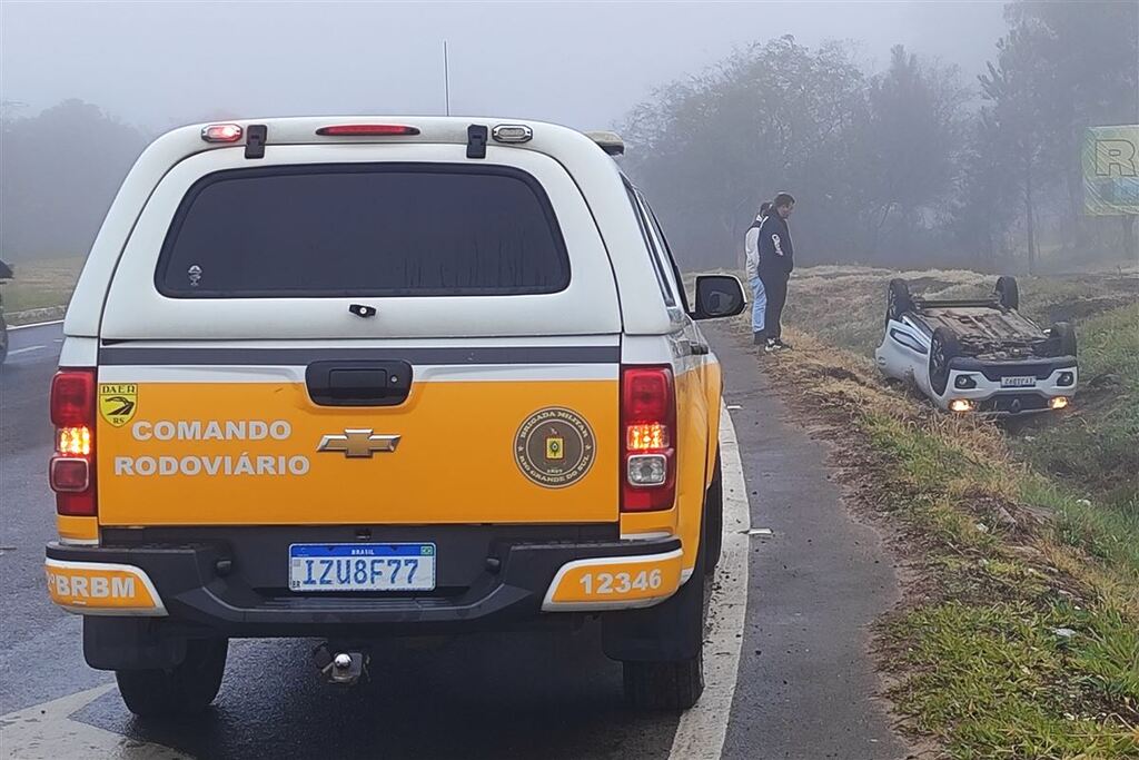 título imagem Carro de aplicativo capota em trecho da RSC-287; Passageiro é encaminhado ao Husm