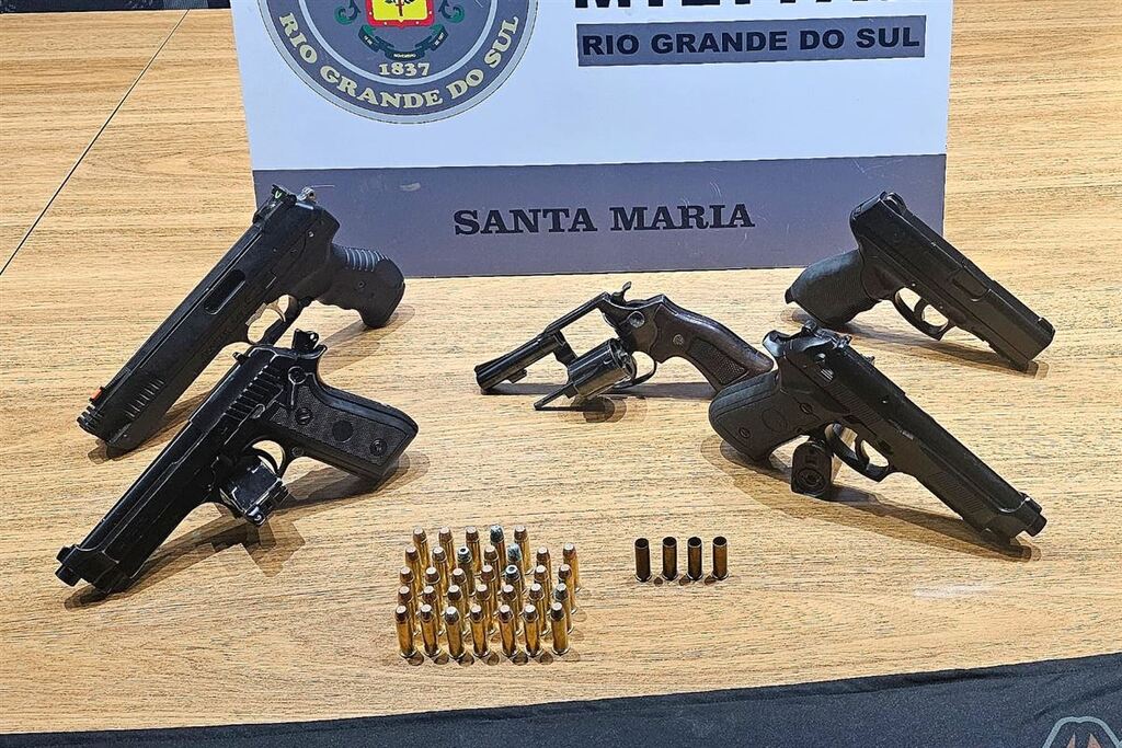Homem com sinais de embriaguez é preso após efetuar disparos com arma dentro de casa em Santa Maria