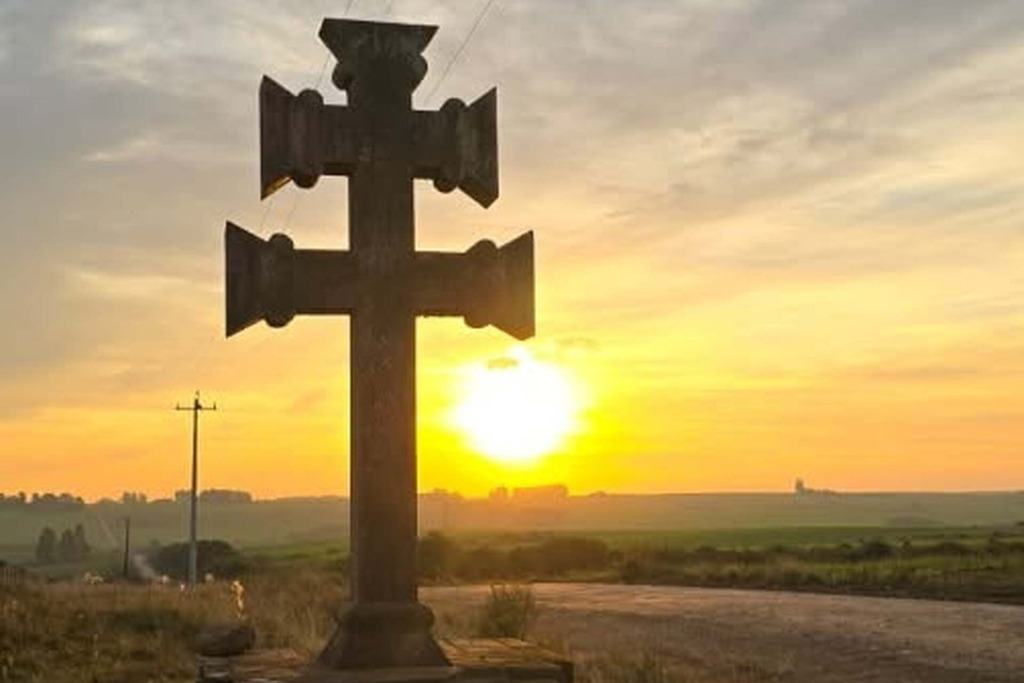 Foto: Divulgação - A cruz missioneira está em Pinhal Grande, e apresenta a região onde foi fundada, em 1633, a redução Nossa Senhora da Natividade.