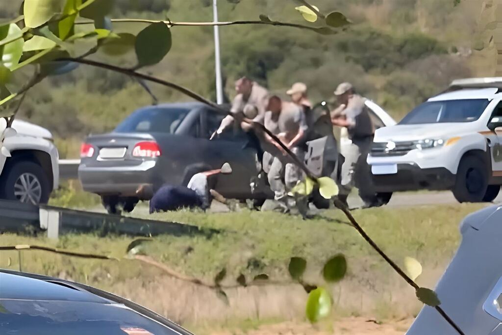PM que atirou em homem algemado e no chão é preso após vídeo mudar versão de legítima defesa